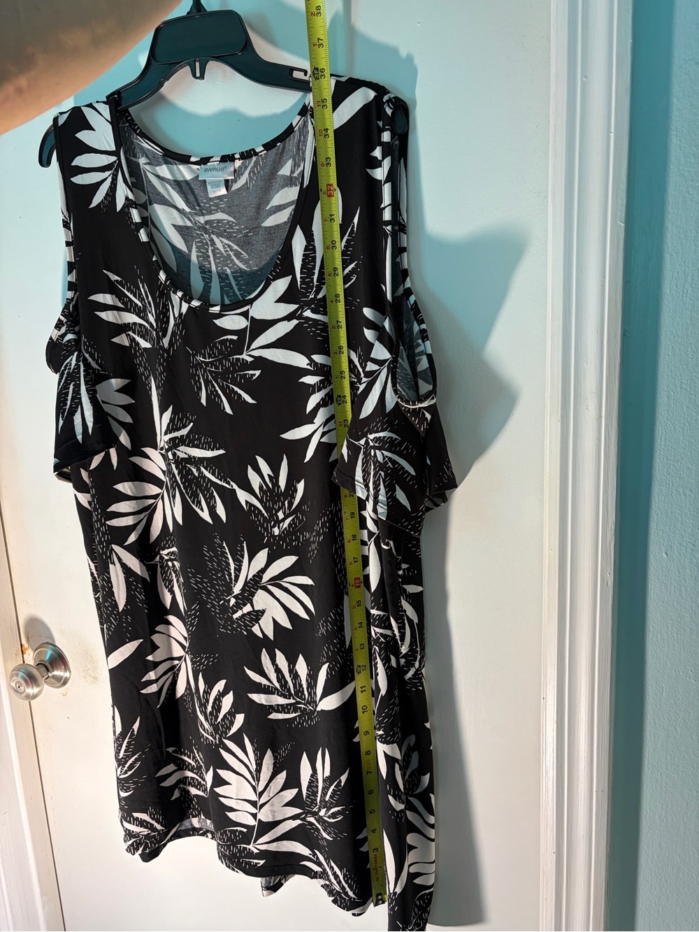 Avenue 26/28 Black White Tropical Leaf Cold Shoulder Flutter Sleeve Tunic - Picture 8 of 9